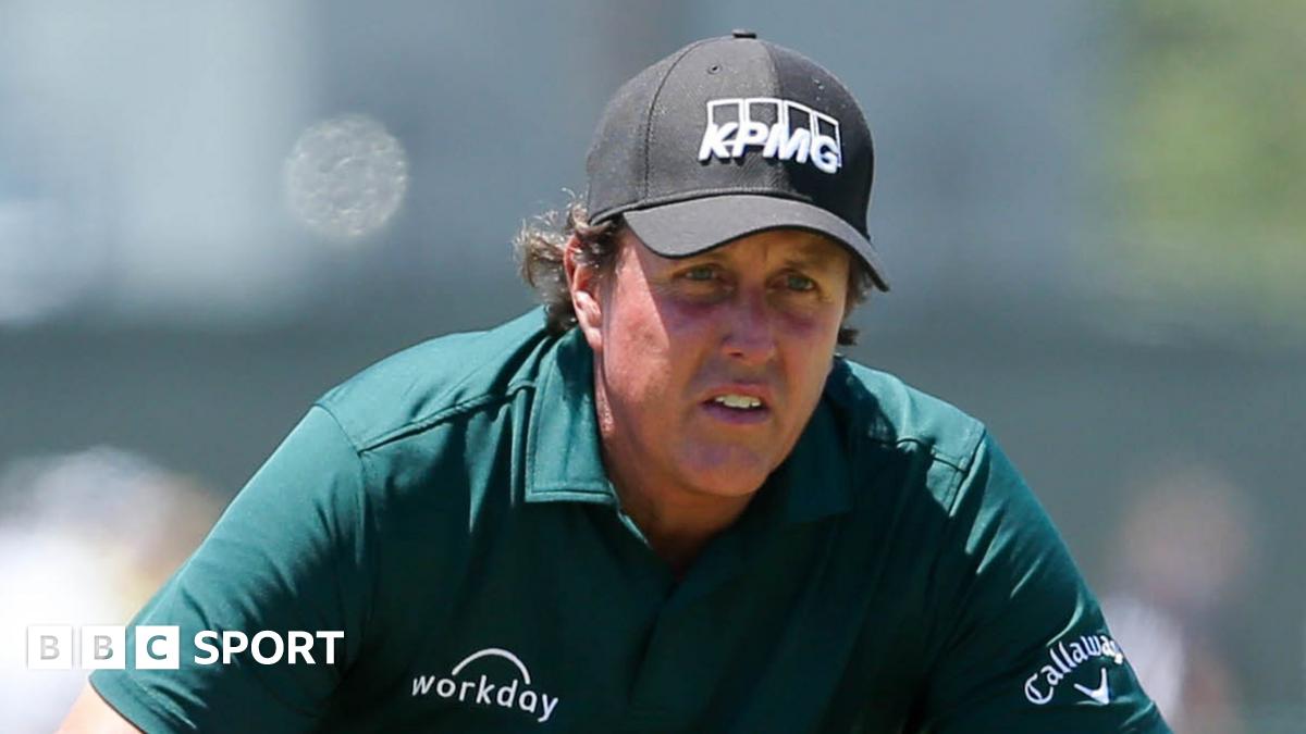 US Open: Phil Mickelson apologises for putting moving ball - BBC Sport