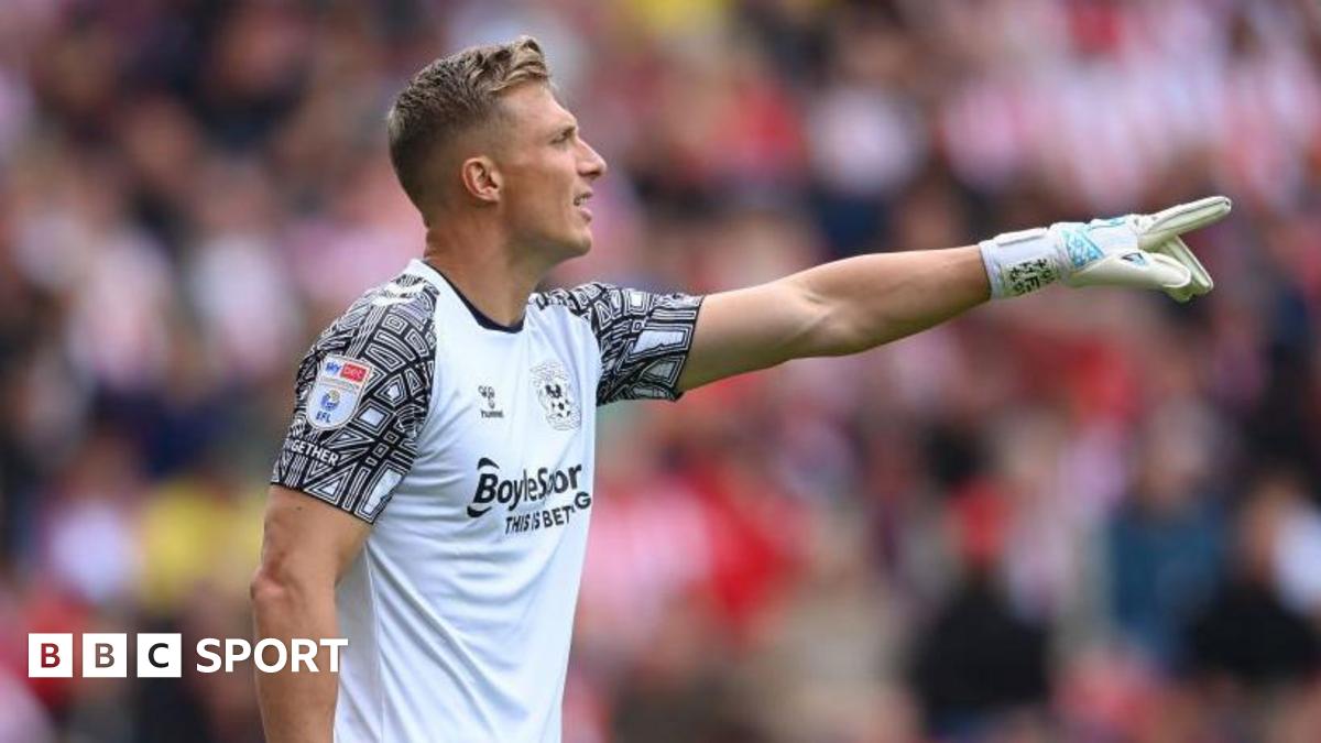 Sunderland sign Coventry City goalkeeper Simon Moore - BBC Sport