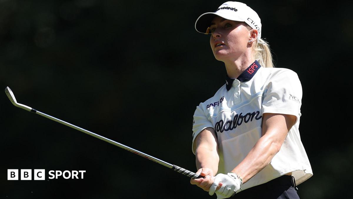 England's Hull closes in on Huang after historic 62