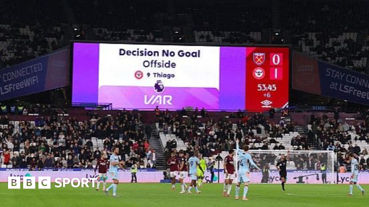 How did internet outage affect West Ham v Brentford?