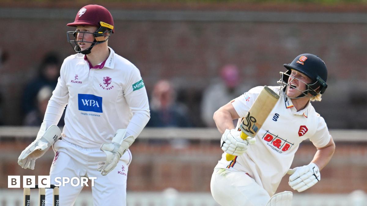England's Cox injured as Rew gives Somerset chance