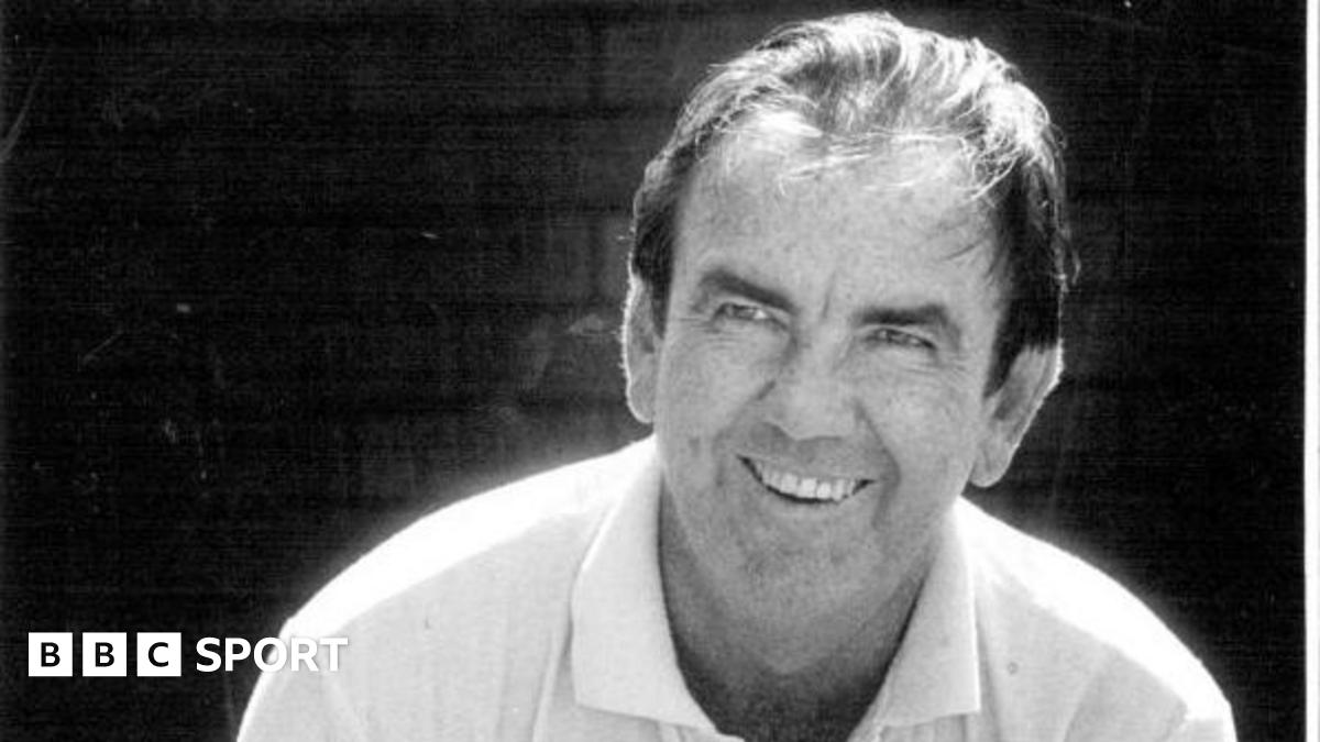 Former Australia captain Simpson dies aged 89