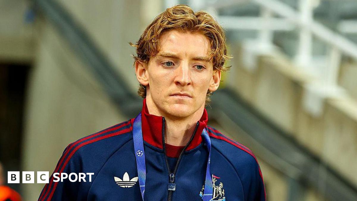 Howe defends Gordon after Shearer and Keane criticism