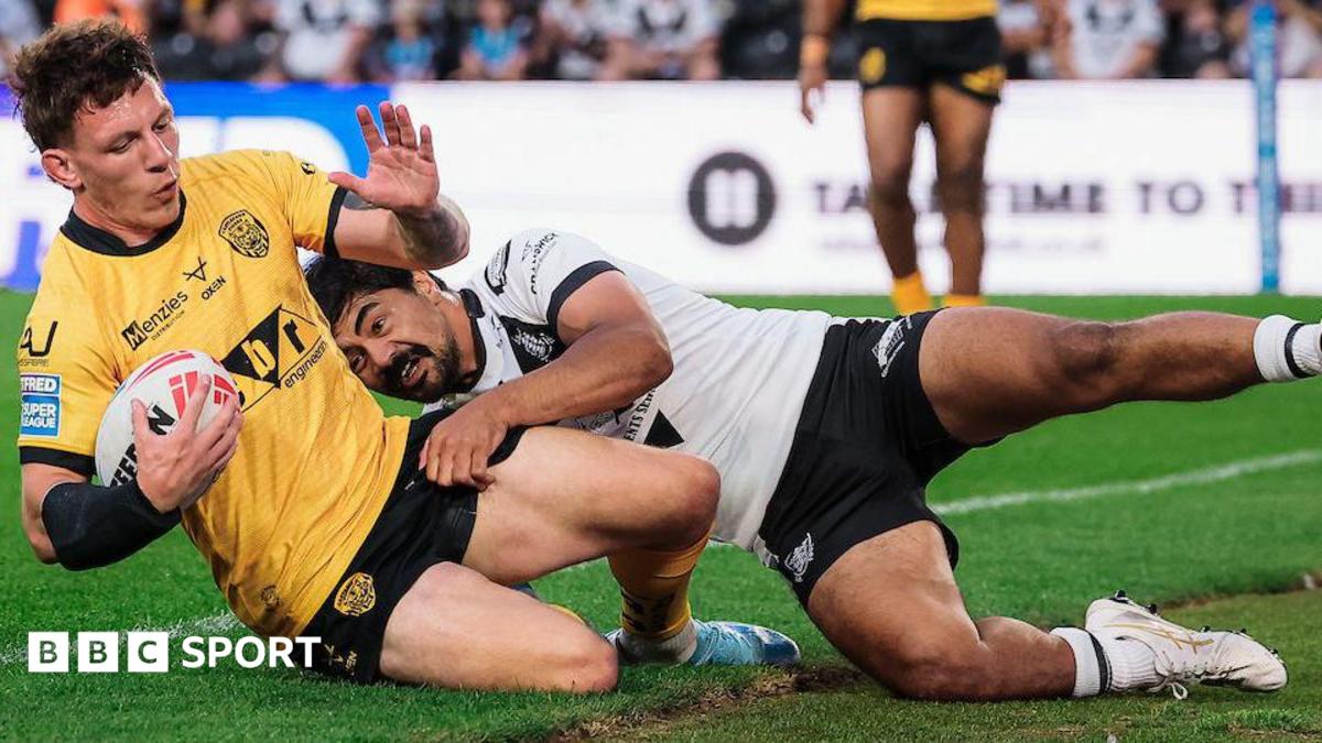 Castleford shrug off coach problems to beat Hull