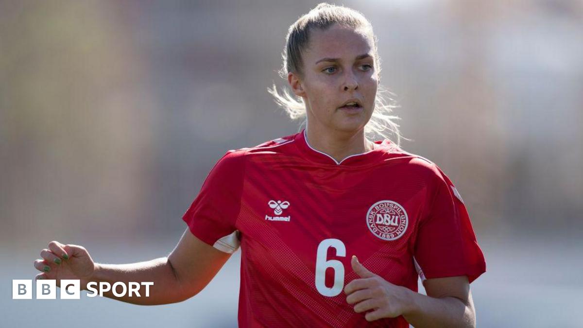 Spurs sign Denmark midfielder Holdt