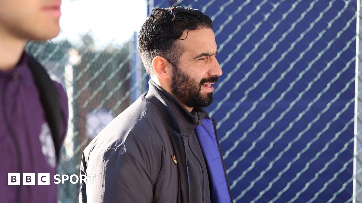 Crystal Palace and Manchester United players contesting the ball at Selhurst Park