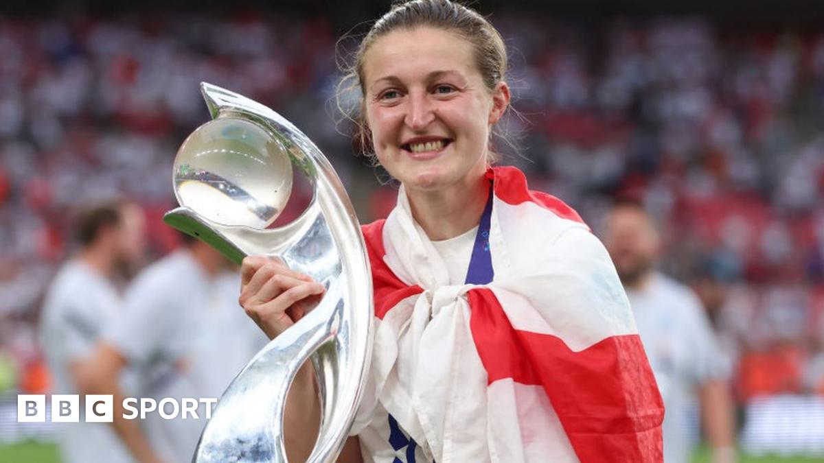Ellen White Manchester City and England striker announces retirement