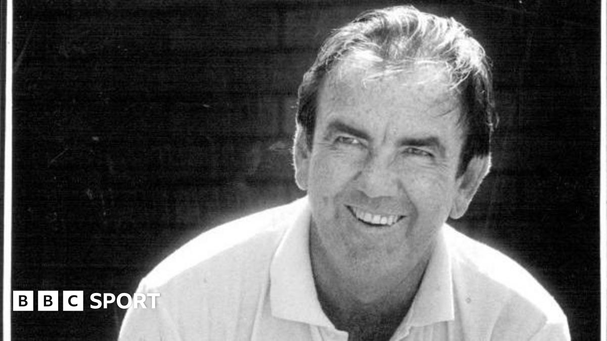 Former Australia captain Simpson dies aged 89