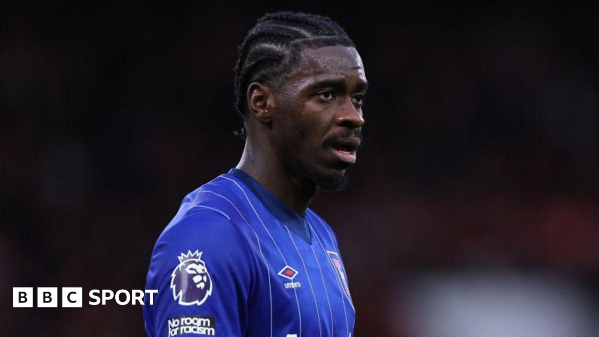 Burnley sign Tuanzebe on free transfer from Ipswich