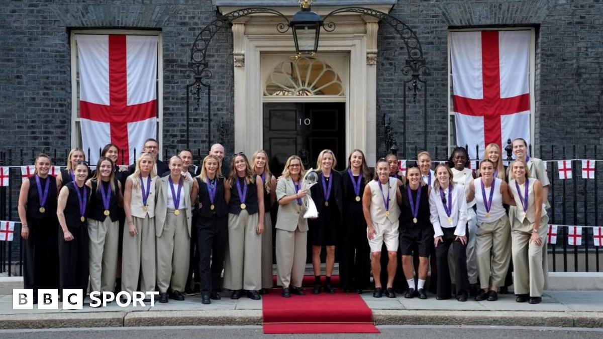 Lionesses arrive at Downing St with Euro 2025 trophy as celebrations continue   BBC