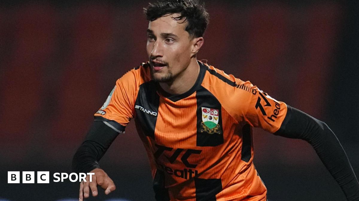 Carlisle sign Barnet full-back Galvin