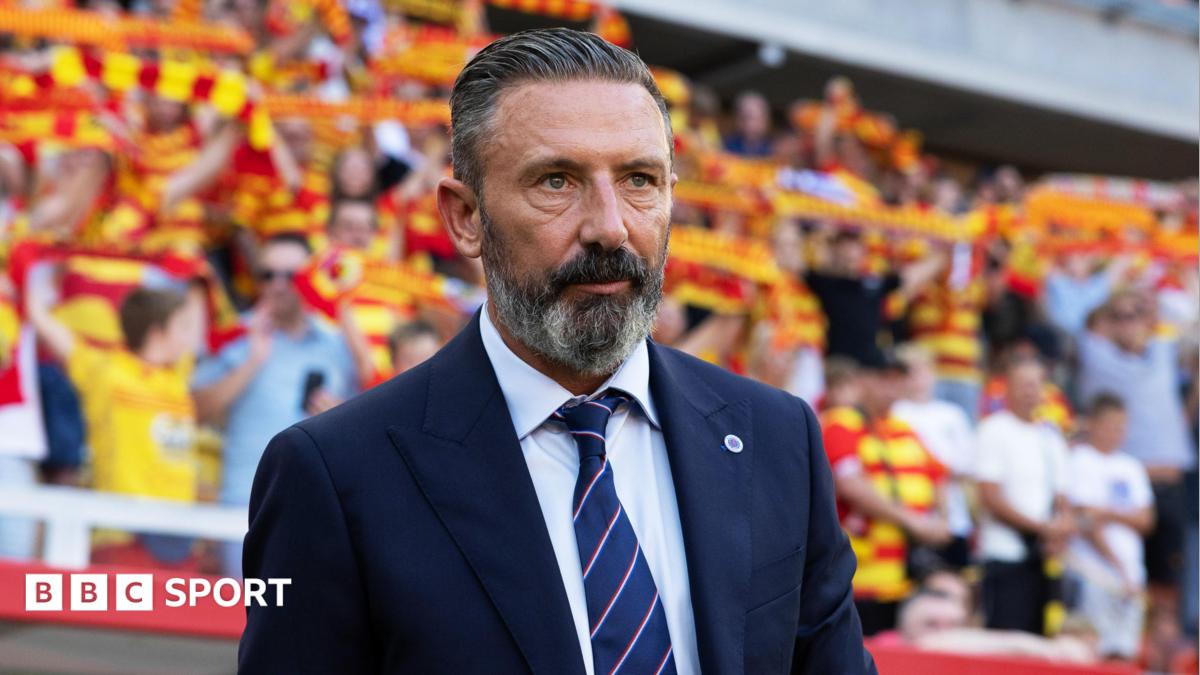 Derek McInnes e i giocatori di Rangers durante una partita di Europa League