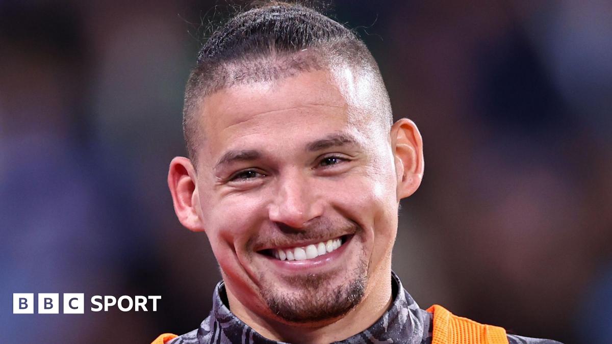 Man City's Phillips joins Sheffield United on loan