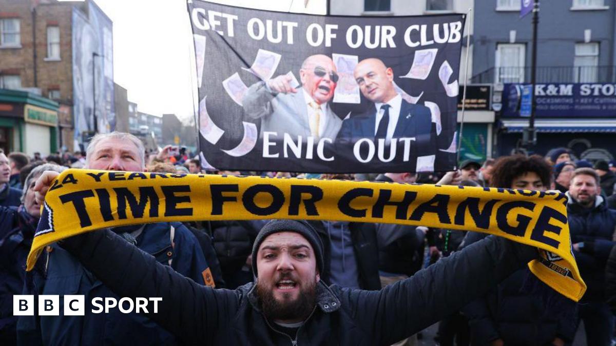 Tottenham fans protest against Daniel Levy and ownership before Man United game