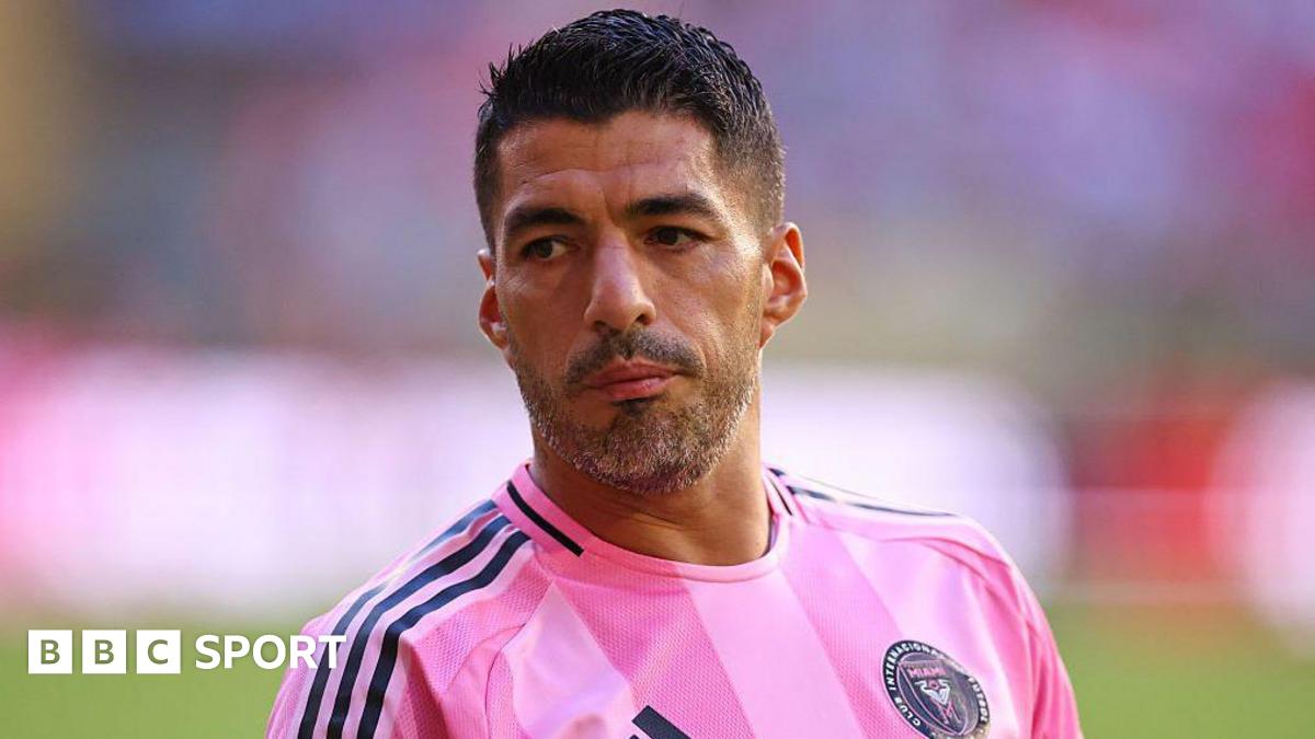 Gambar Suarez Dikenai Hukuman Tambahan Tiga Pertandingan karena Meludah