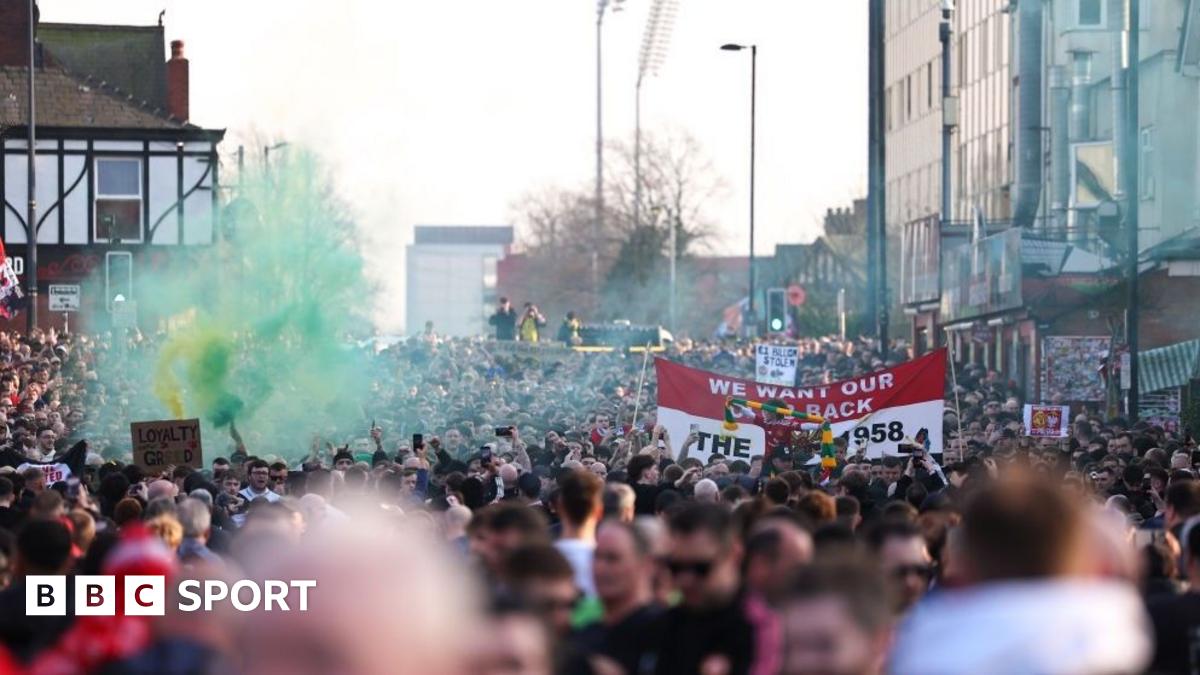 Thousands of Man Utd fans protest against owners