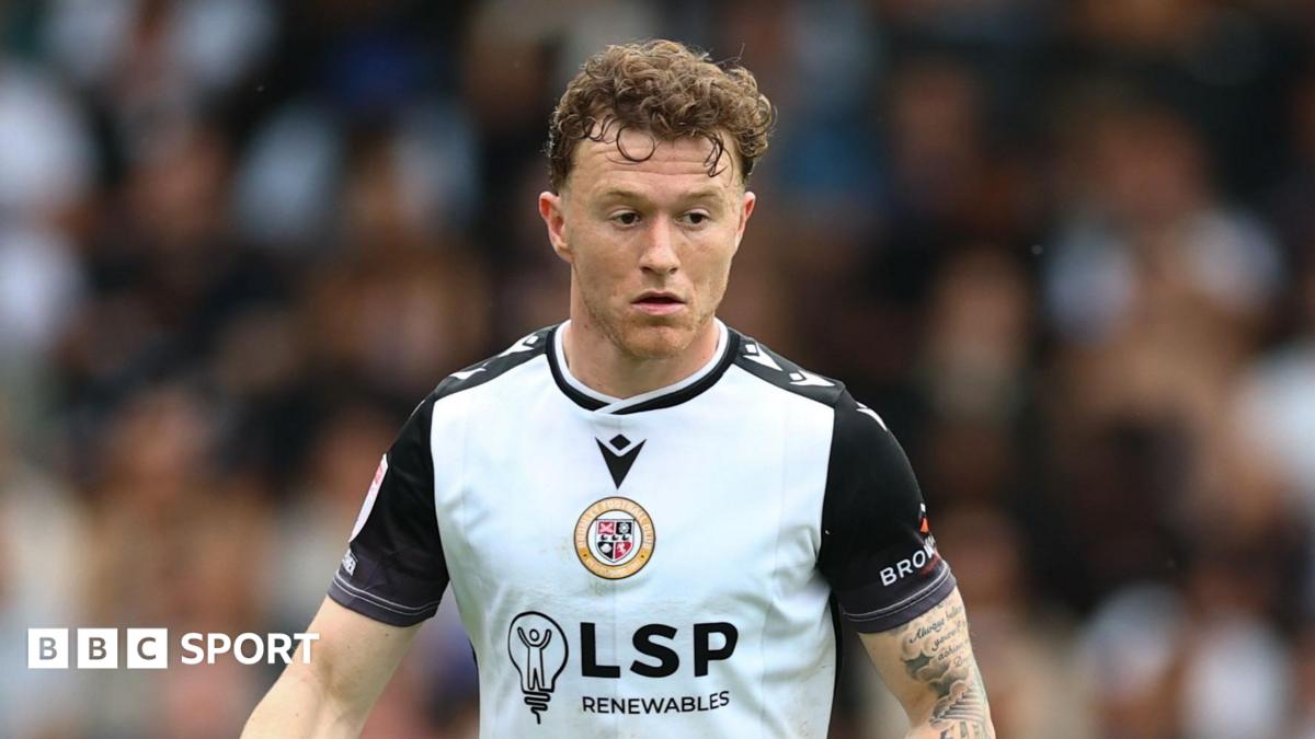 Jude Arthurs: Crawley Town sign midfielder from Bromley