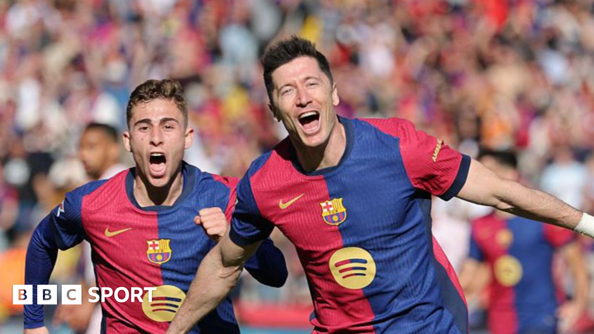 Barcelona 4-1 Girona: Robert Lewandowski scores twice as Barca reopen gap at top