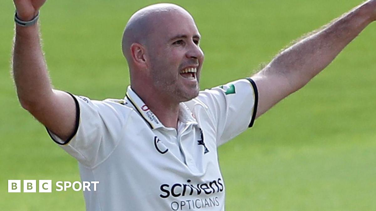 Warwickshire bowler Rushworth retires