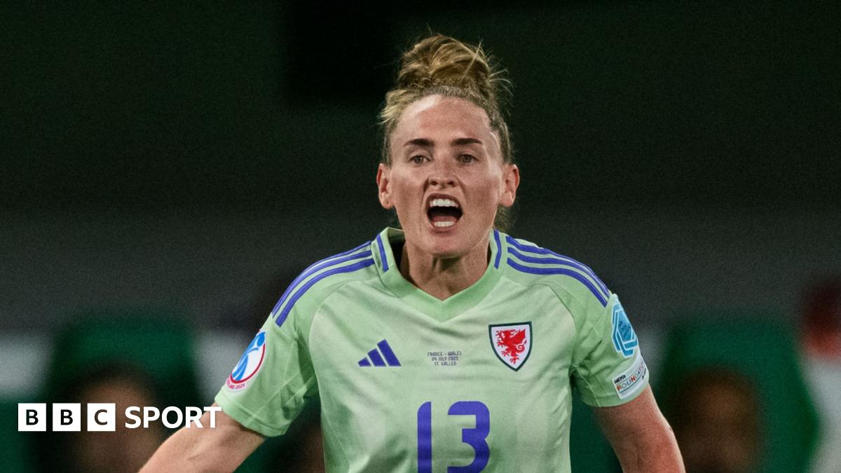 Wales midfielder Rowe joins Forest from Saints