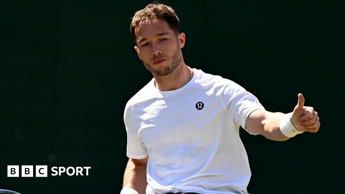 Hewett begins Wimbledon defence with quick win