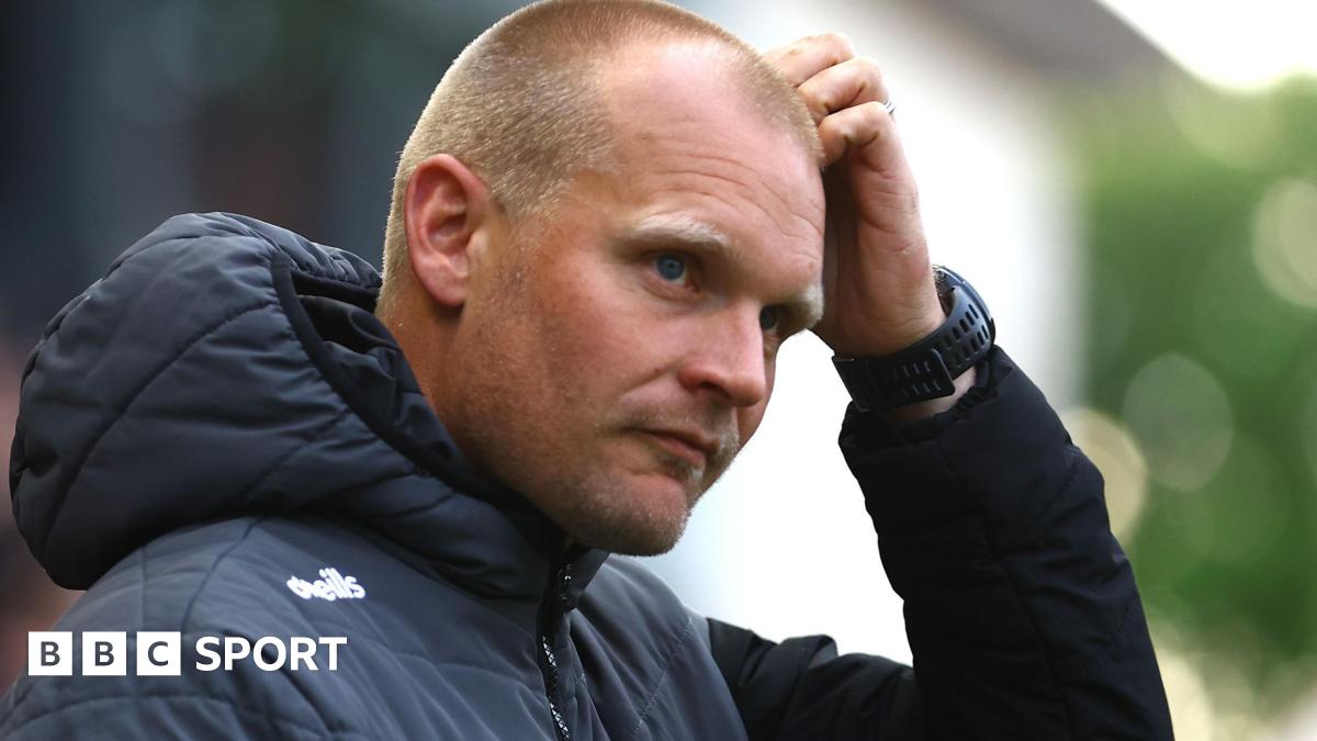 Referee should've been nowhere near game - Bristol City boss Manning