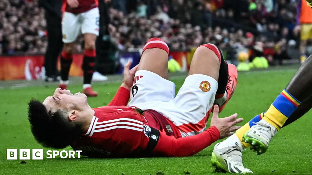 Cruciate knee ligament injury for Man Utd's Martinez