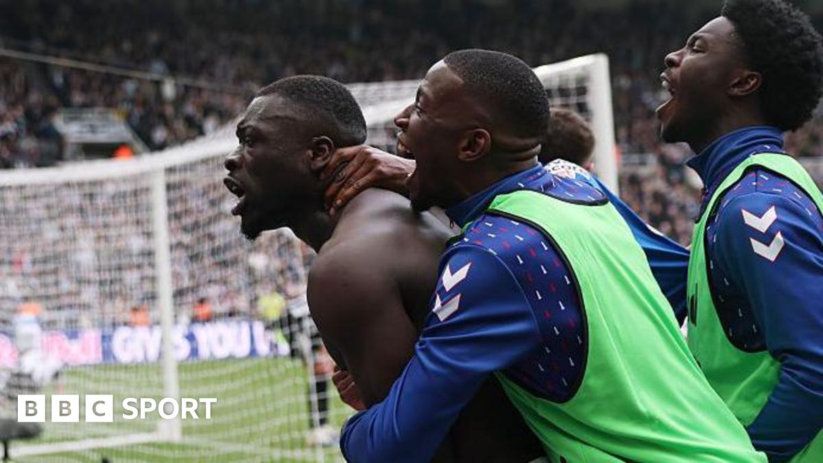 Newcastle United 1-2 Sunderland: Brobbey scores late winner in Premier League thumbnail