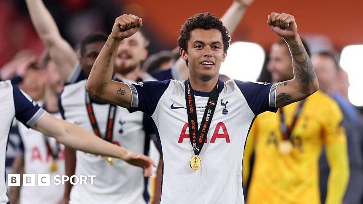 Tottenham: Brennan Johnson "proving doubters" wrong, sayd Davies - BBC