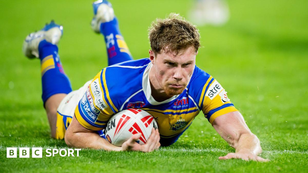 Leeds defeat Huddersfield for fifth straight win