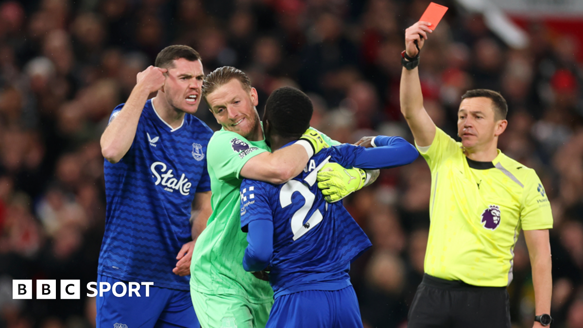 Idrissa Gueye: Everton midfielder sent off striking team-mate Michael Keane Idrissa Gueye: Everton midfielder sent off striking team-mate Michael Keane