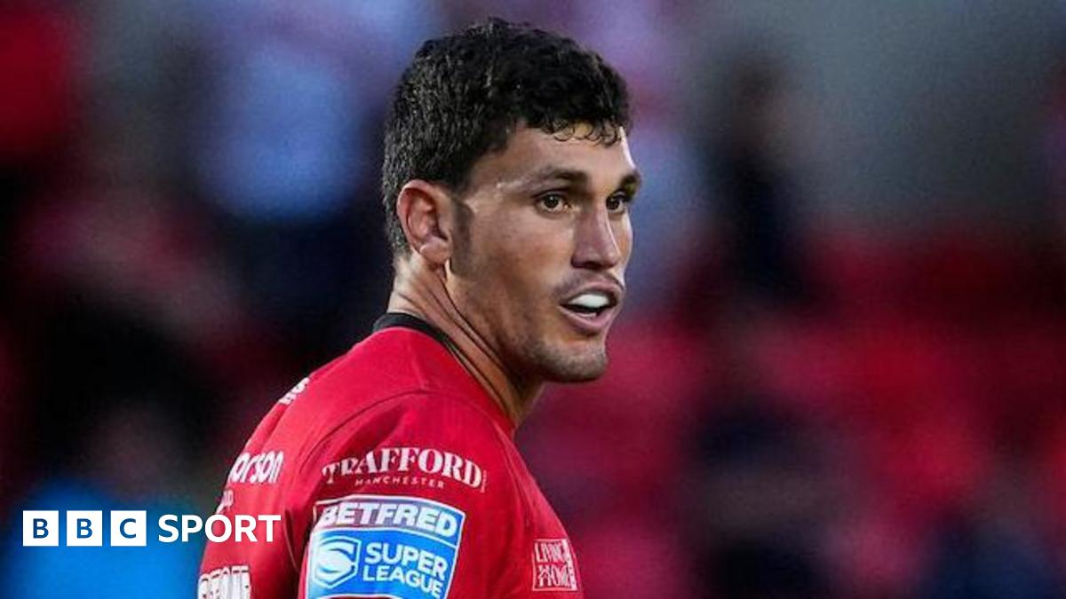 Stone accused of 'downing tools' after Saints thrash Salford