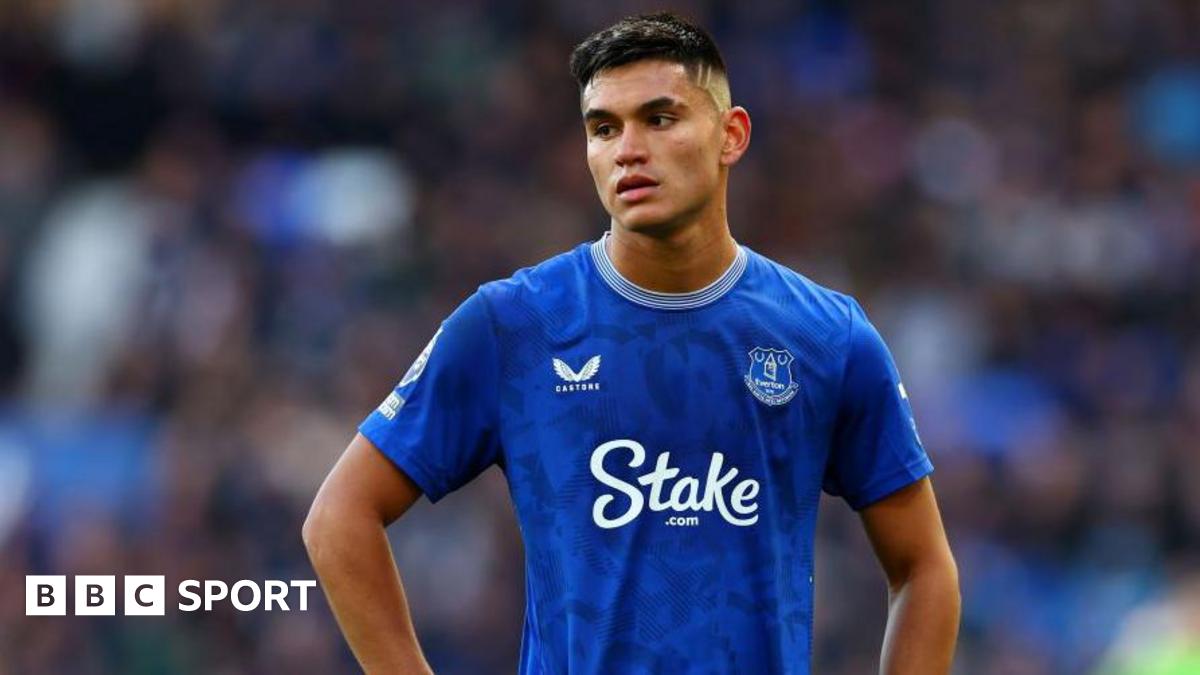 Everton sign Carlos Alcaraz on permanent deal from Flamengo after loan spell