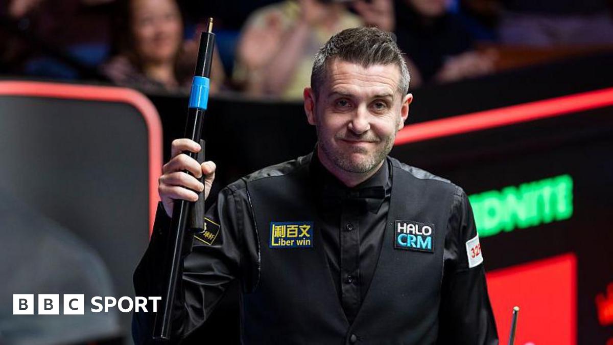 Ronnie OSullivan berseliweran untuk menyiapkan pertandingan John Higgins di Kejuaraan Snooker Dunia