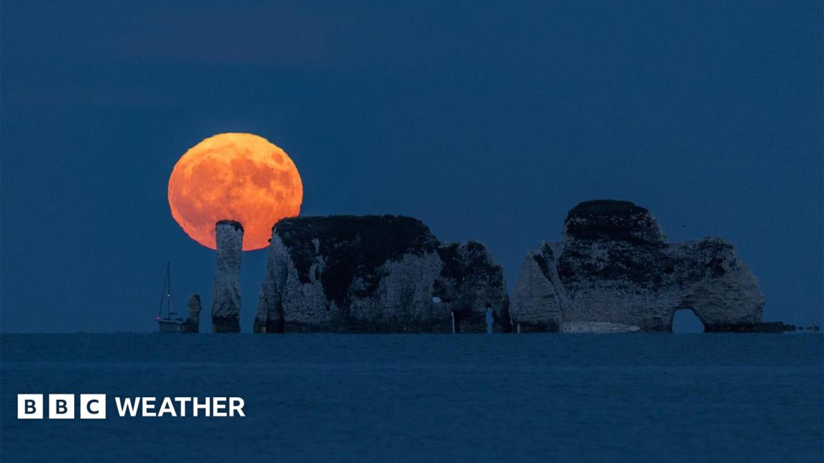 STRAWBERRY MOON RISES OVER UK IN STUNNING PHOTOS