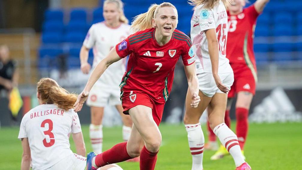 Ceri Holland yn dathlu sgorio'n erbyn Denmarc yng Nghynghrair y Cenhedloedd yng Nnhynghrair y Cenhedloedd