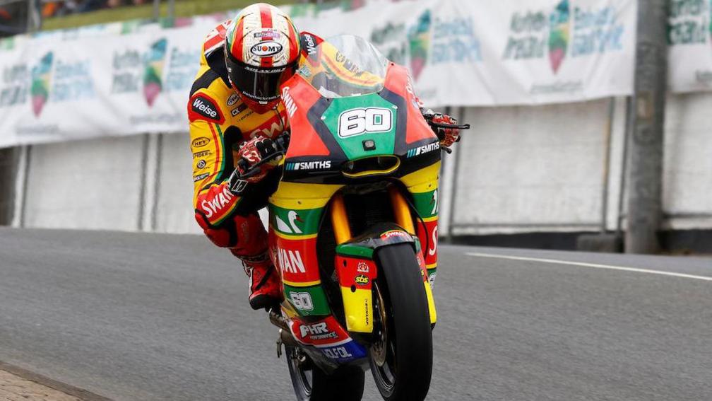 Peter Hickman en su Yamaha Supertwin