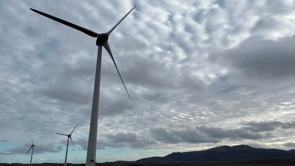 Sgòthan dorcha sna speuran os cionn tuath-gaoithe Stòras