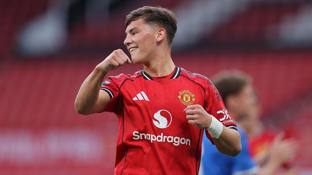 Shea Lacey playing for Manchester United