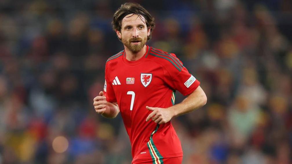 Joe Allen yn chwarae dros Gymru yn erbyn Montenegro yn 2024