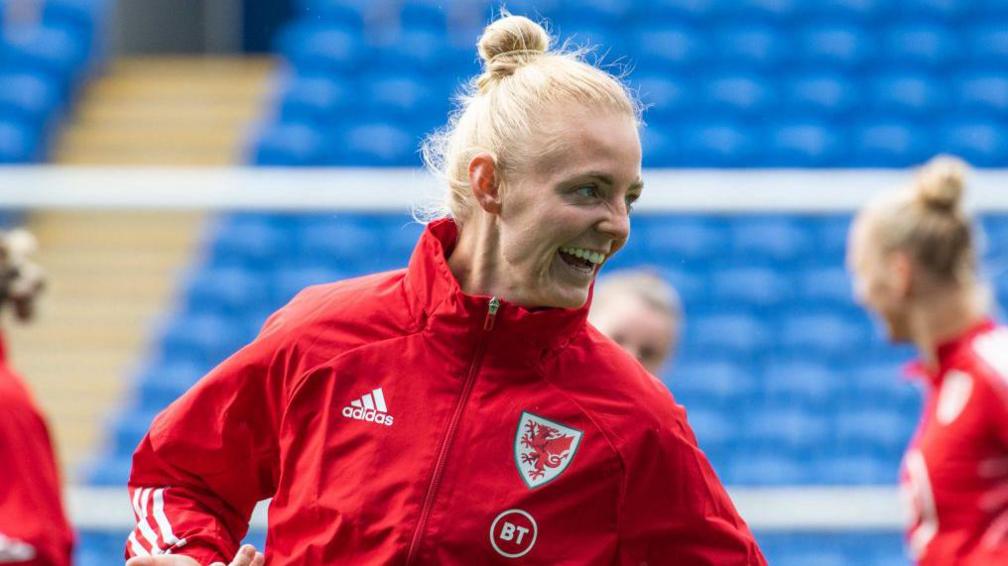 Sophie Ingle yn ymarfer gyda charfan Cymru