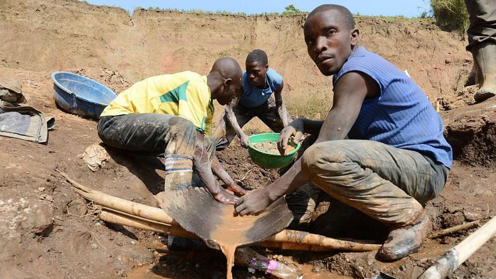 Men separate minerals from rock and sand on May 28, 2013 near the Mudere mine, outside Rubaya, some 9 kms from the eastern Democratic Republic of Congo city of Goma