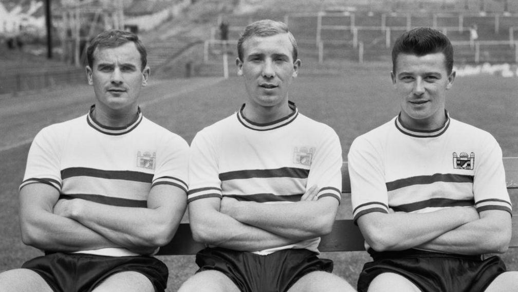 Ernie Walley gyda Andy Smillie a Johnny Byrne - chwaraewyr Crystal Palace yn 1961