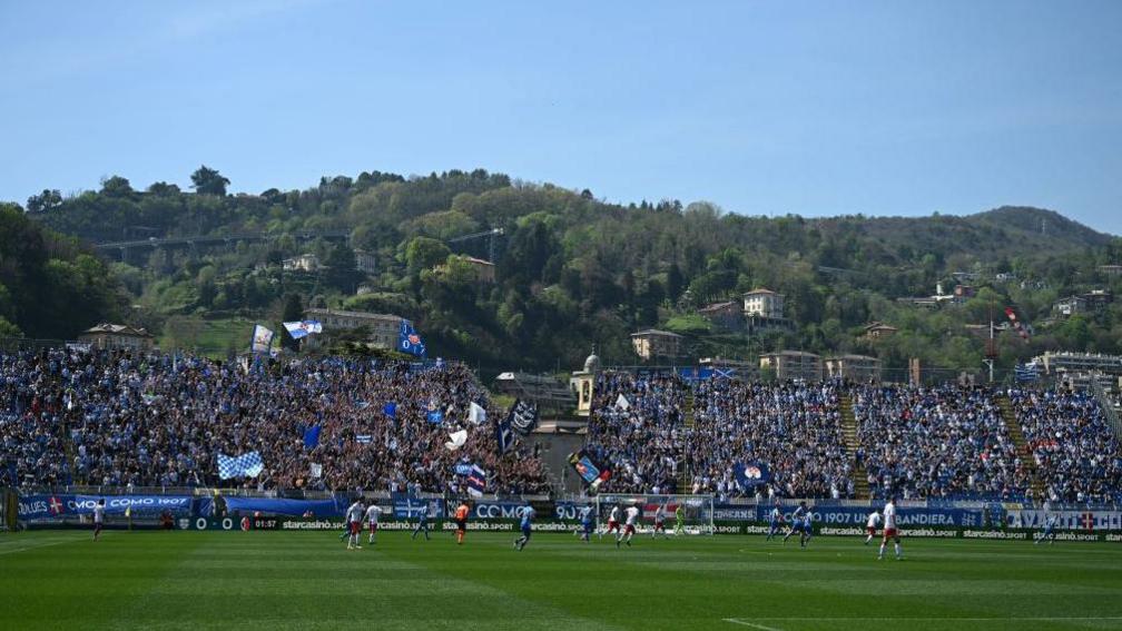 Como playing against Bari in Serie B