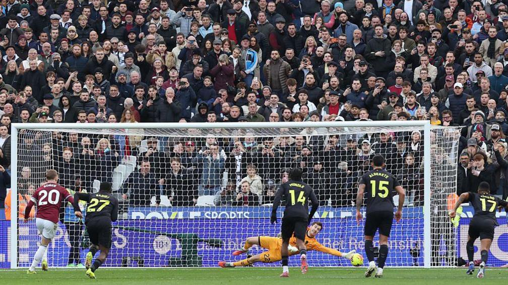 West Ham's Jarrod Bowen scores a penalty