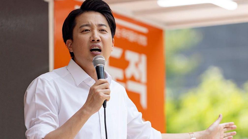 Lee Jun-seok dressed in a white shirt is holding and talking during a campaign stop at Gyeongui Line Forest Park in Mapo District, Seoul, South Korea, on May 30, 2025.