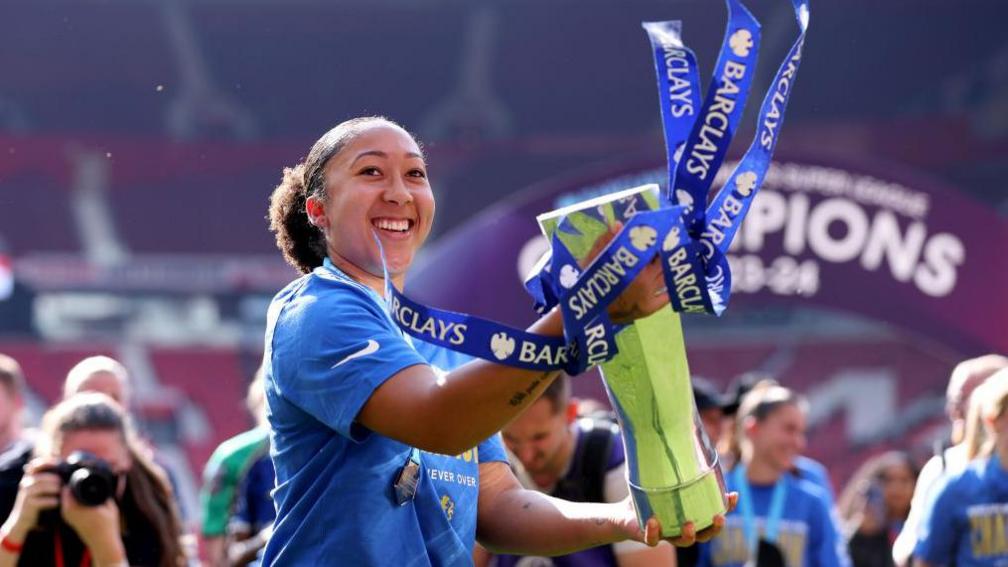 Lauren James lifts the WSL trophy after Chelsea won the league