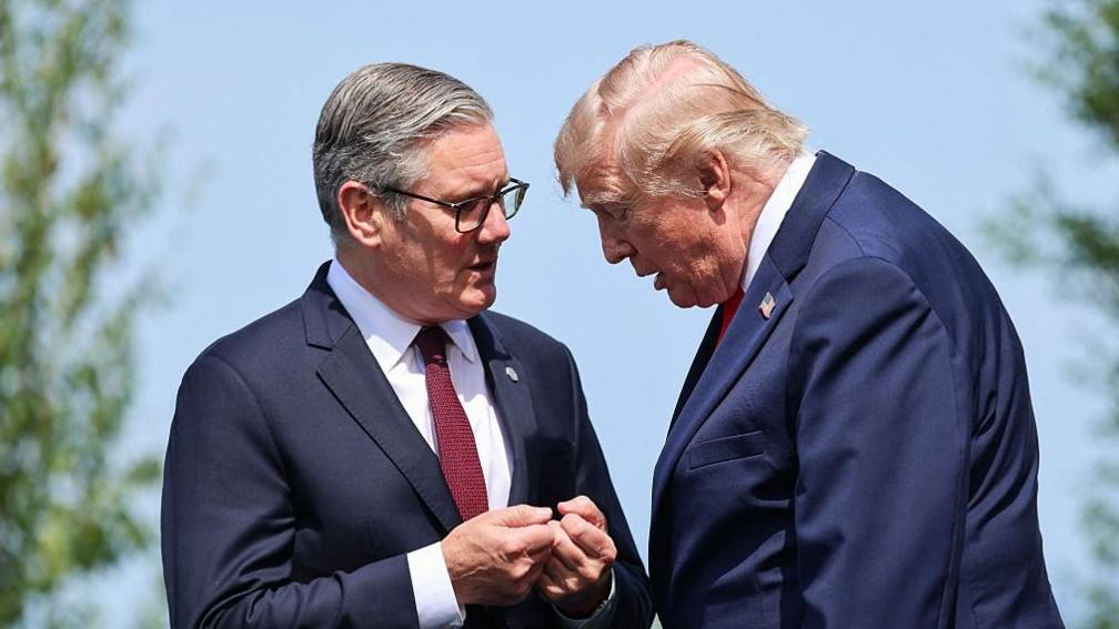 Keir Starmer (left) talks to Donal Trump (right)
