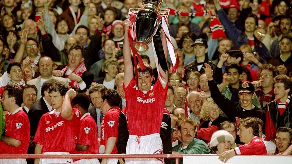 Gary Pallister lifting the Premier League trophy