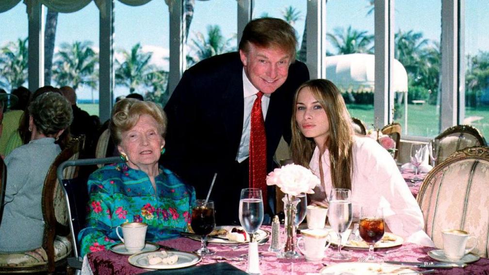 Màiri Anna Trump còmhla ri Dòmhnall Trump is Melania Knauss, ris a bheile e a-nise pòsta.
